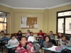 Salas de aula espaçosas, com limite de alunos e carteiras confortáveis.